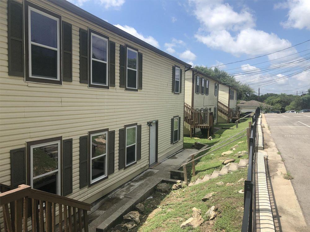 1011 Advance St - Photo 3 of 15