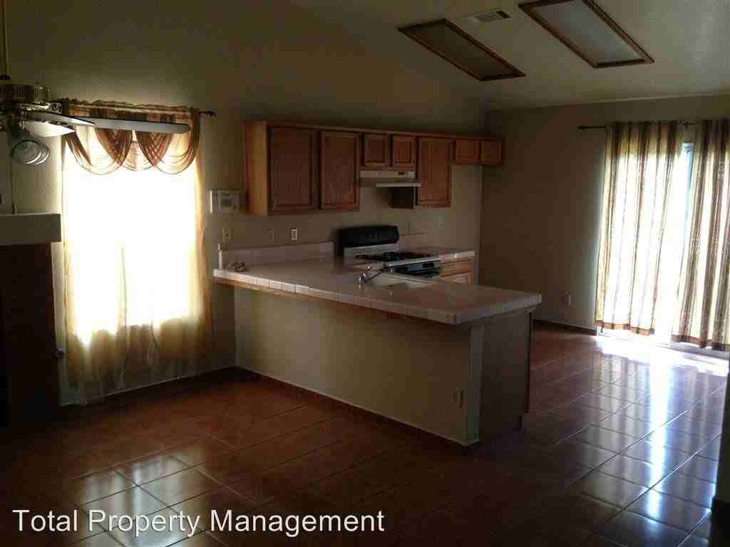 925 W Petunia St - Photo 2 of 8