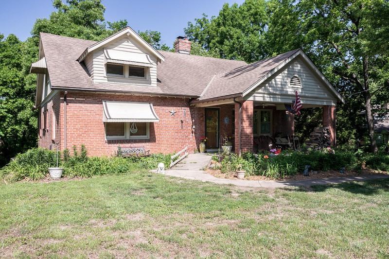 4804 Greenway Drive - Photo 2 of 22