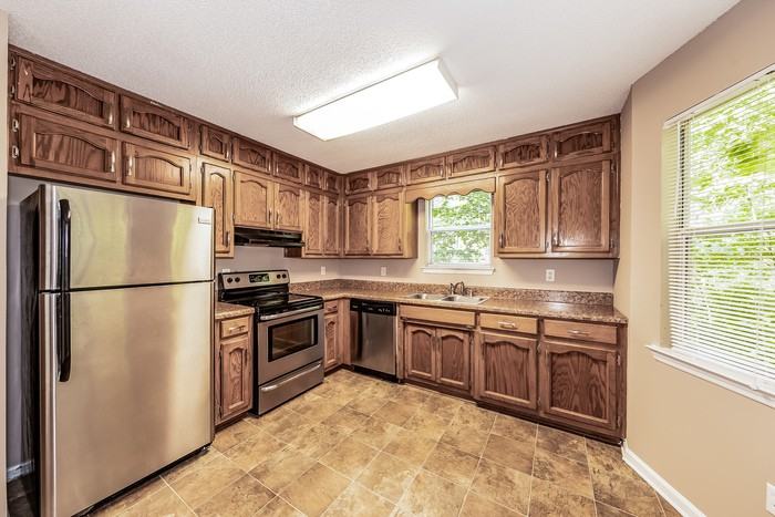 5815 Willow Crest Drive - Photo 3 of 8
