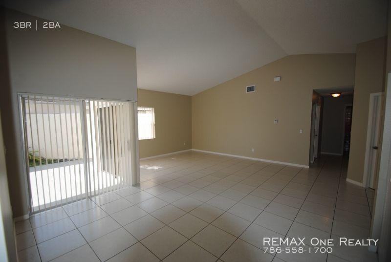 15060 Norfolk Ln - Photo 3 of 6