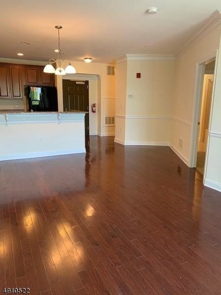 270 Victoria Dr - Photo 3 of 23