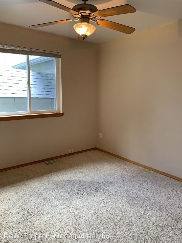 17719 Hillside Ct - Photo 3 of 15