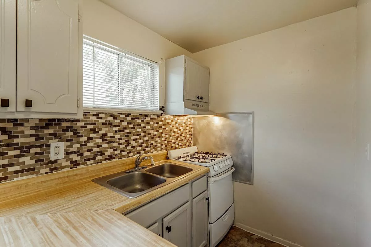 2202 Williamsburg Rd - Photo 2 of 5