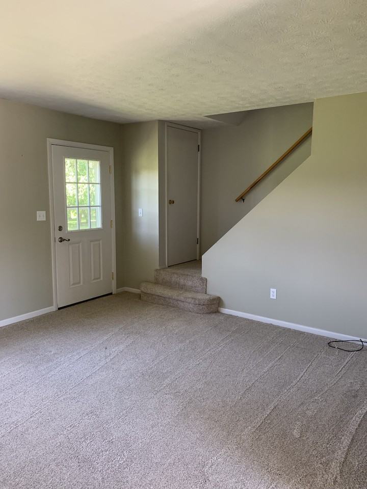 187 Surrey Ln - Photo 3 of 16