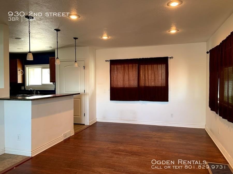 930 2nd St - Photo 2 of 10