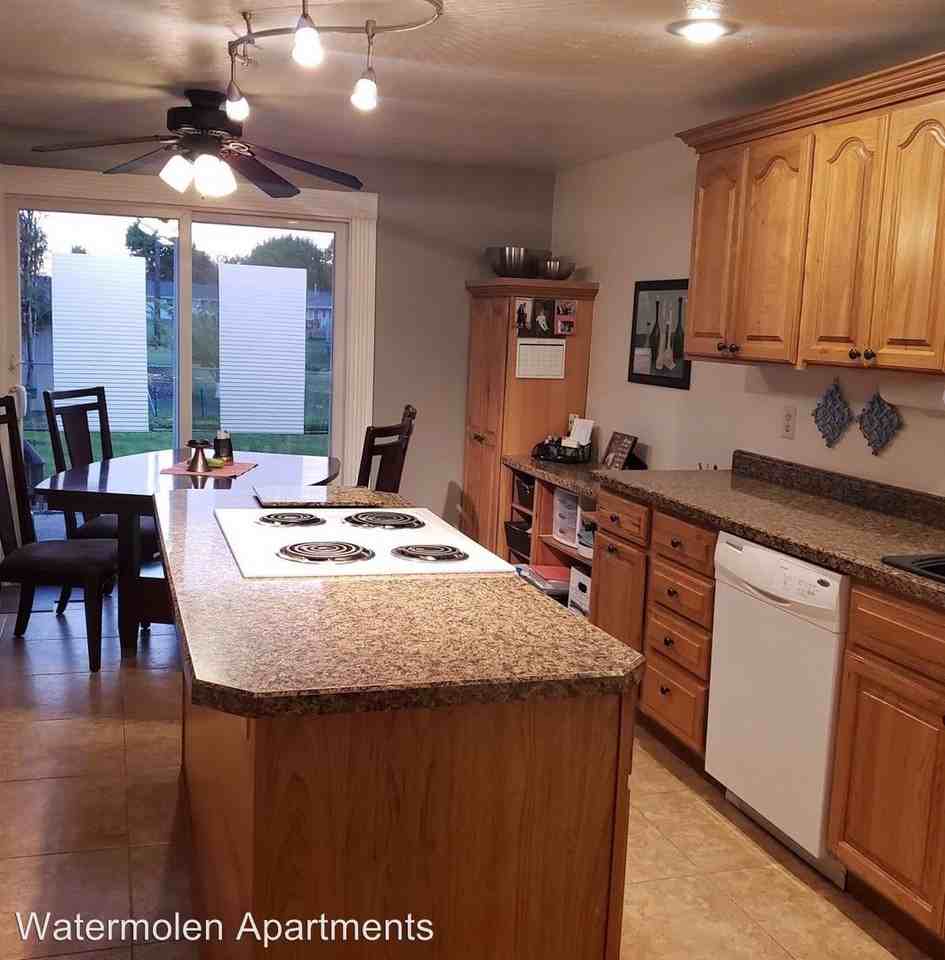 480 Robert Ln - Photo 3 of 8