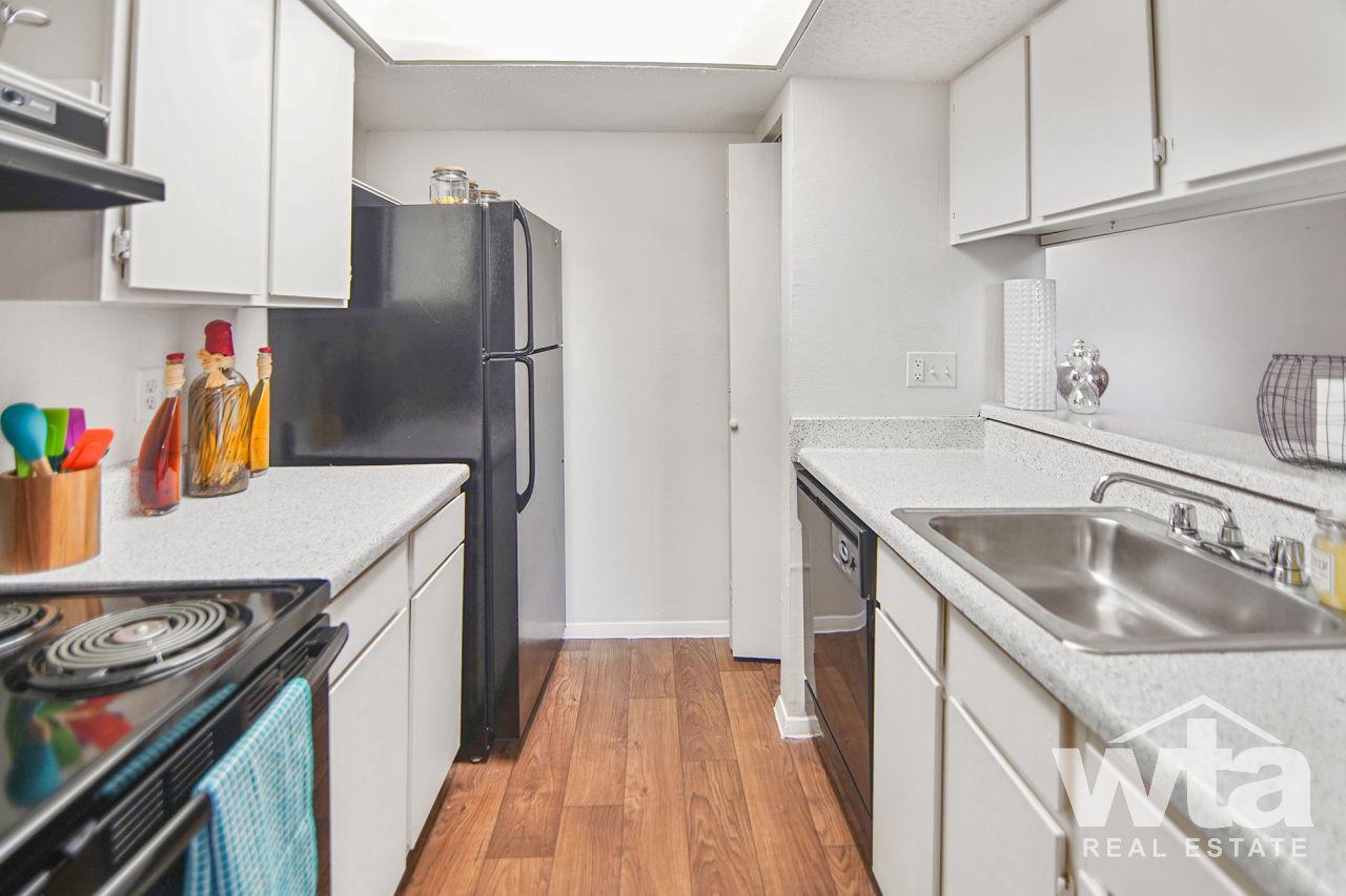 3600 Greystone #1520 - Photo 3 of 10