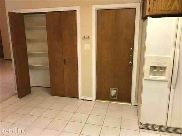 407 Deepwood Dr - Photo 2 of 16