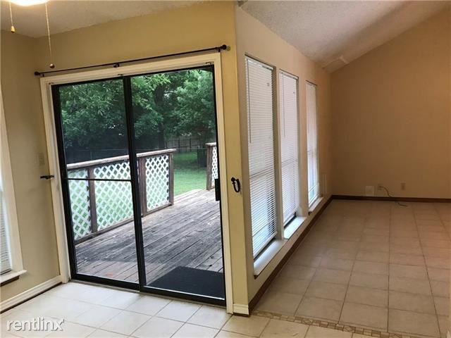 407 Deepwood Dr - Photo 3 of 16