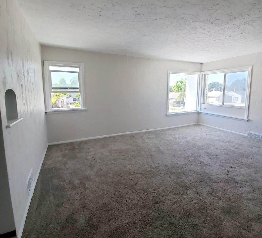 301 E 18th St - Photo 2 of 4