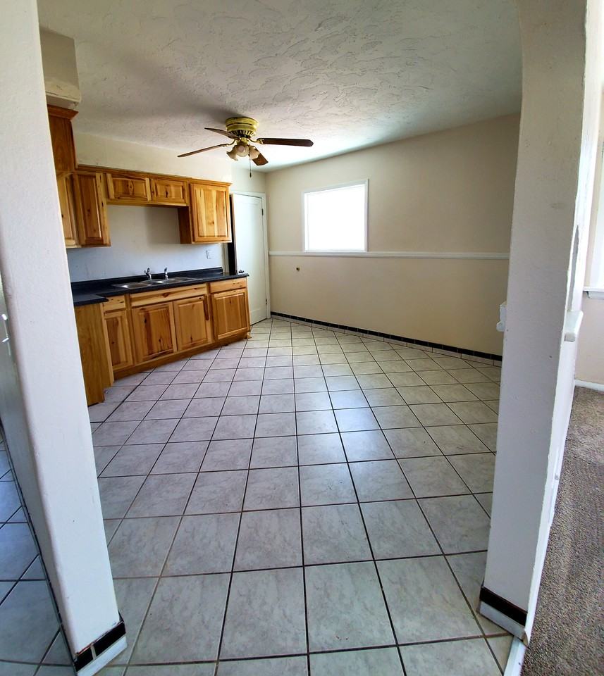 301 E 18th St - Photo 3 of 4