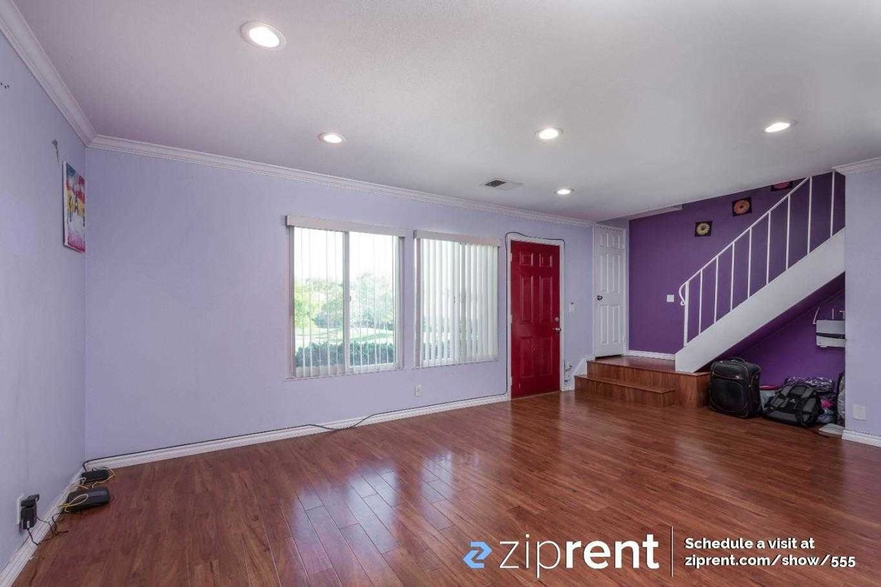 1834 Queen Elizabeth Way - Photo 3 of 10