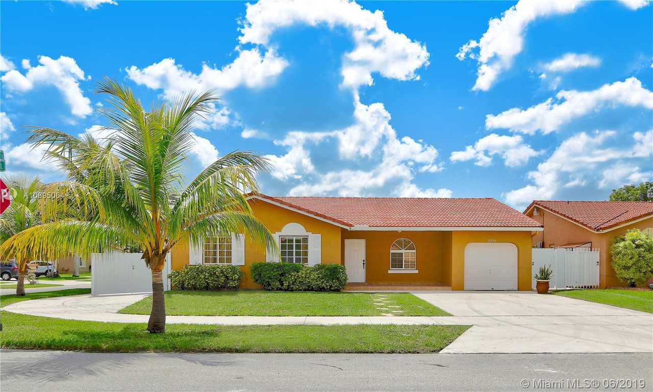 17733 Southwest 152nd Place - Photo 2 of 14