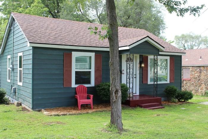 2137 N Oakland Ave - Photo 2 of 10