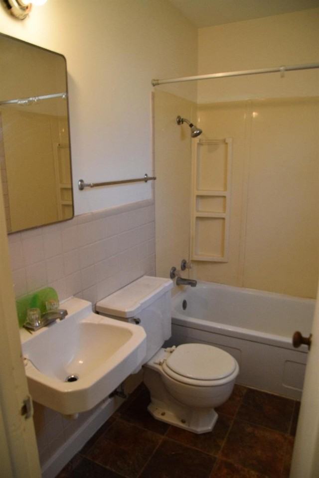 2005 West 6th - Photo 3 of 5