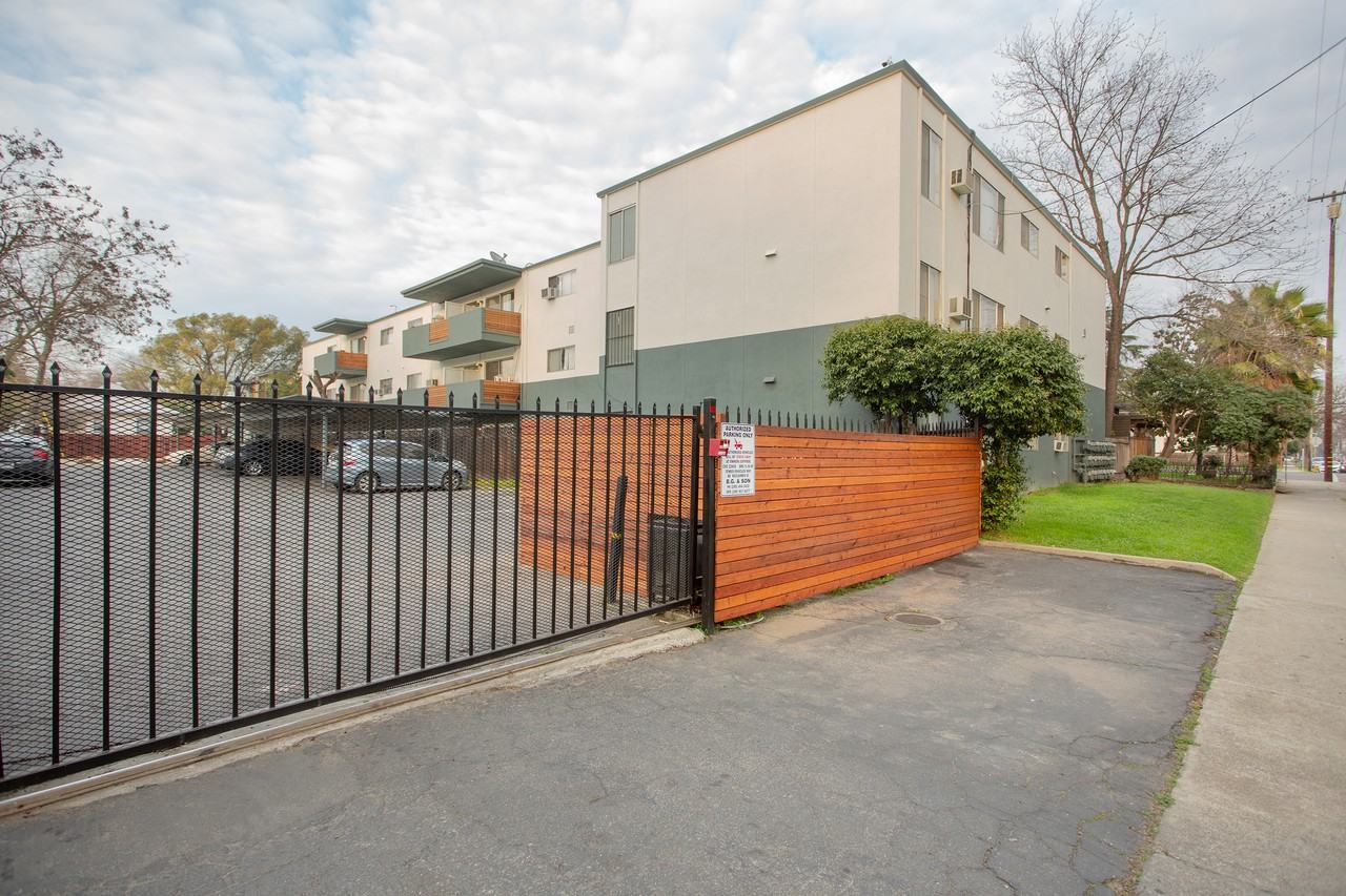 1025 N Madison St - Photo 3 of 4