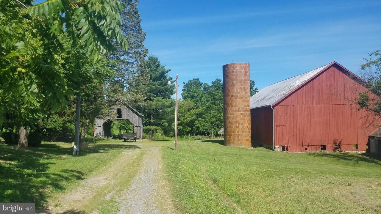 12979 Buchanan Trail W - Photo 2 of 20