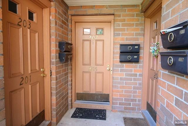 207 N Maple Ave - Photo 2 of 18