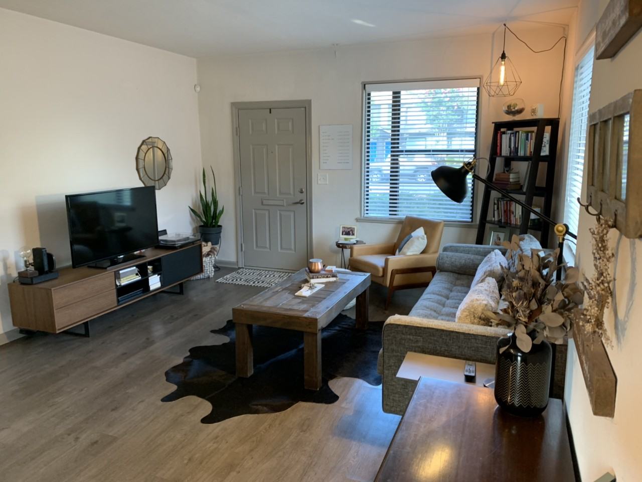 188 N Colonial Homes Cir NW - Photo 3 of 18