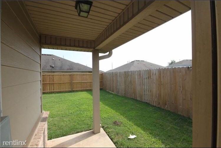 918 Oakwood Ln - Photo 2 of 21