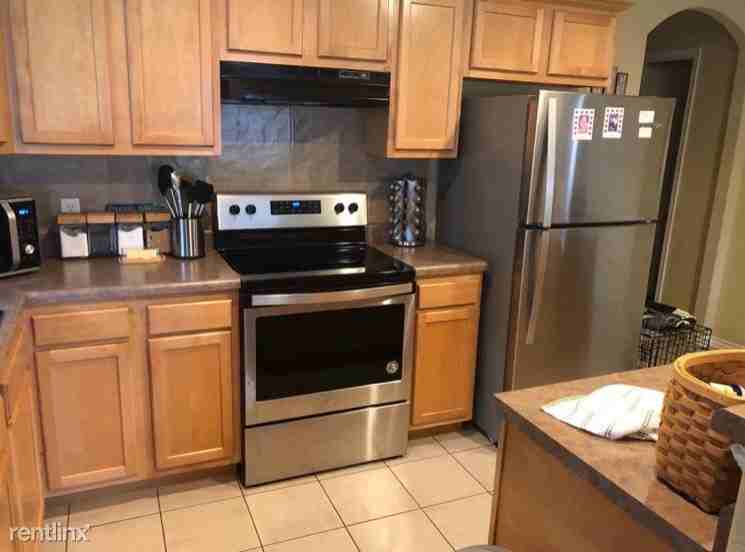 918 Oakwood Ln - Photo 3 of 21