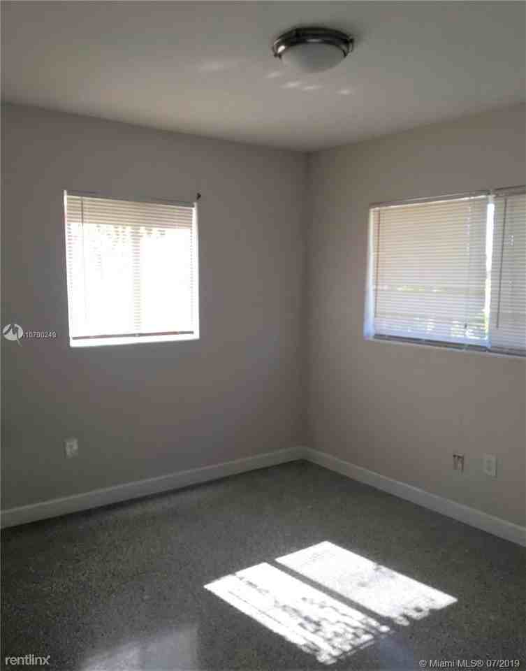 6515 Sw 21st St - Photo 3 of 9