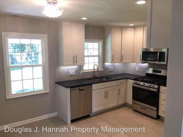 8410 Summit St - Photo 3 of 12