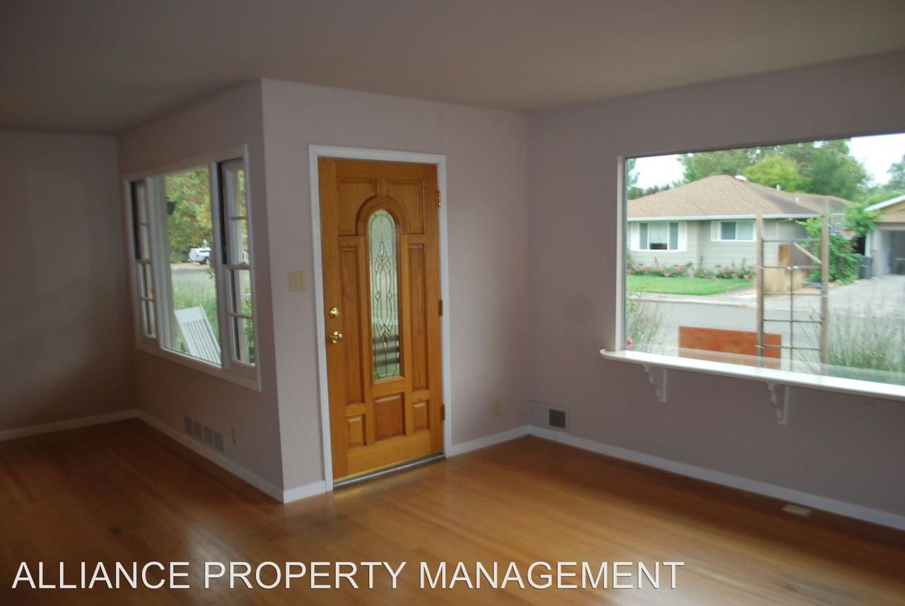 2340 Meyers Dr - Photo 2 of 32