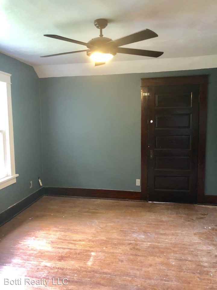 1457 Myott Ave - Photo 2 of 8