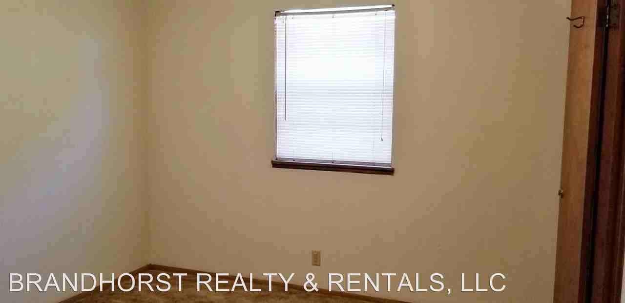 1303 Meadow Lane - Photo 3 of 30