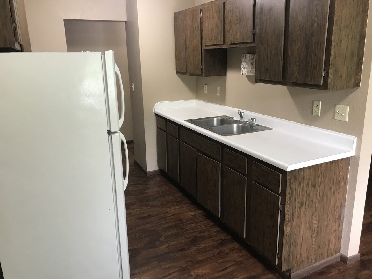 507 Village Dr - Photo 3 of 8