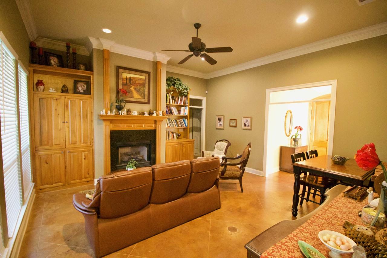 3055 Shadow Hill Dr - Photo 2 of 5