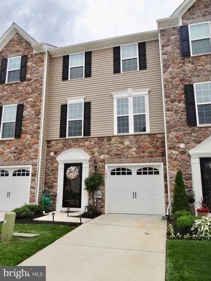 1041 Regency Pl - Photo 2 of 22