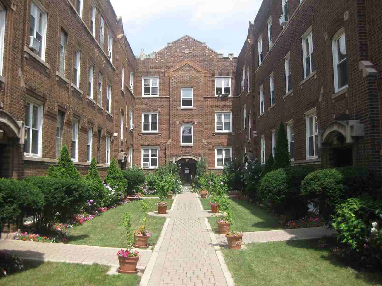 656 West Oakdale Avenue #2D