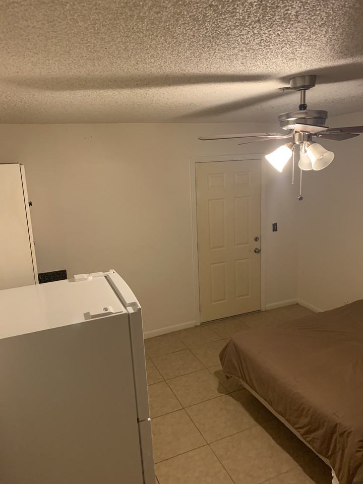 1364 SW 24th Ave #1ROOMNOTAP - Photo 3 of 10