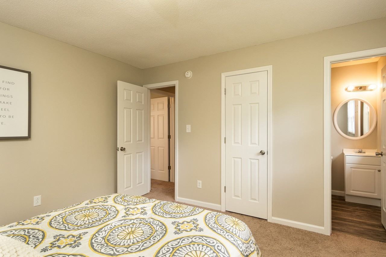 2204 Greenbriar Cir - Photo 2 of 14