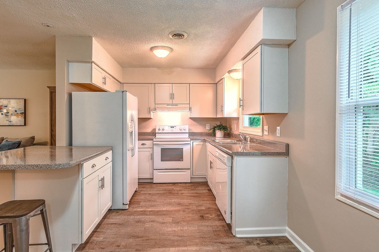 2204 Greenbriar Cir - Photo 3 of 14