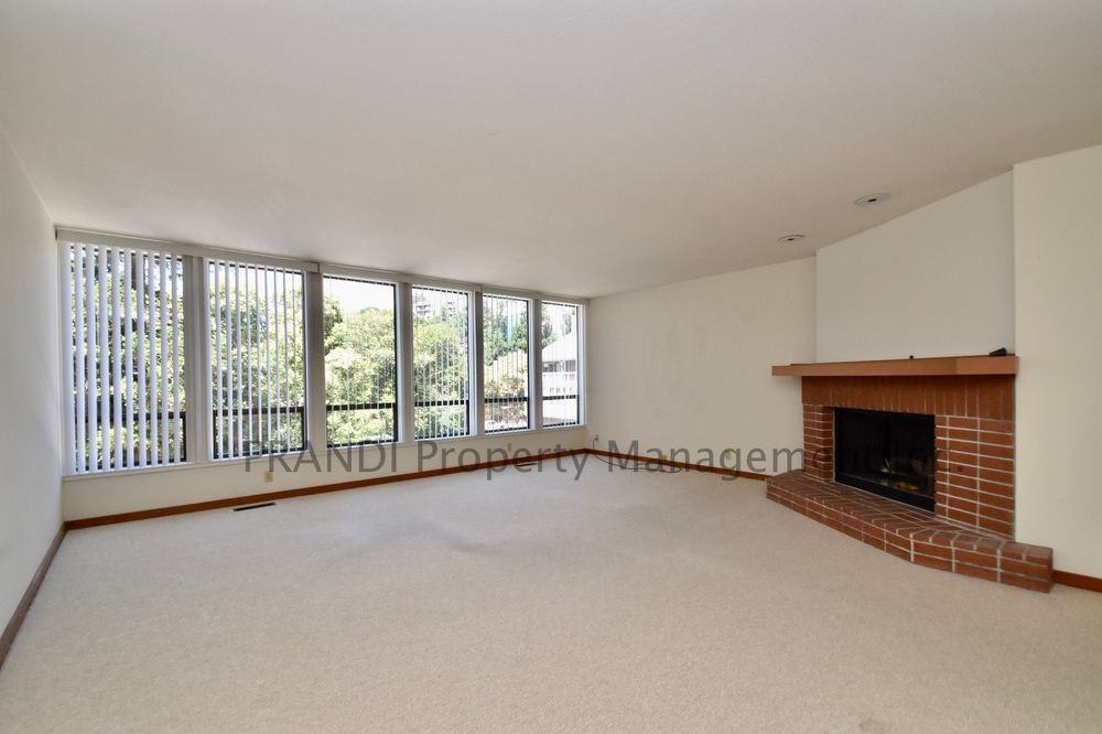 142 Professional Center Pkwy - Photo 3 of 17