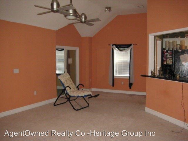 1101 Tennis Ln - Photo 3 of 8