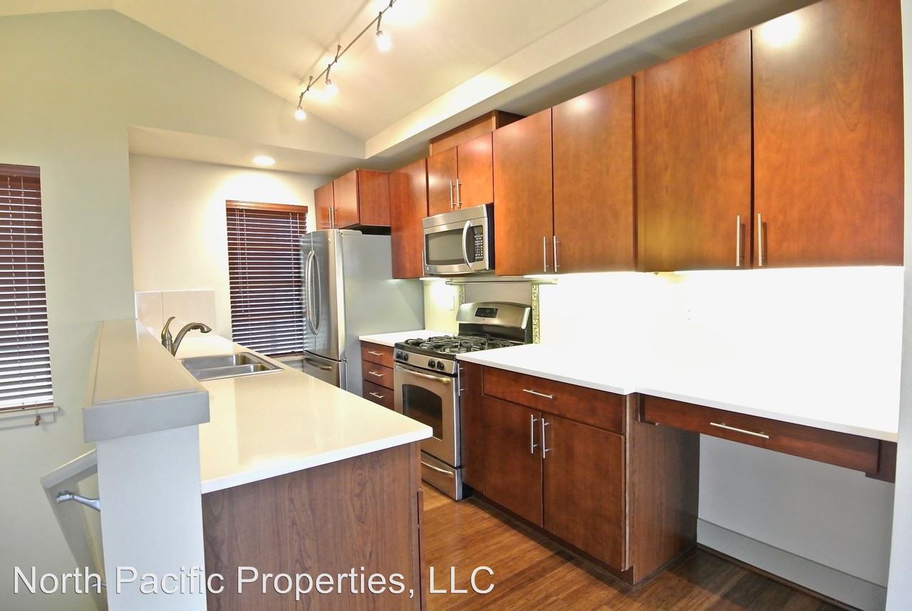 10703 Greenwood Ave N #D - Photo 3 of 22