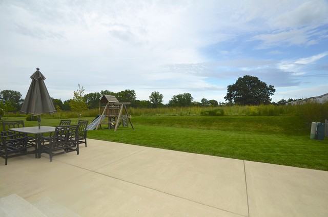 333 Hawthorn - Photo 3 of 20