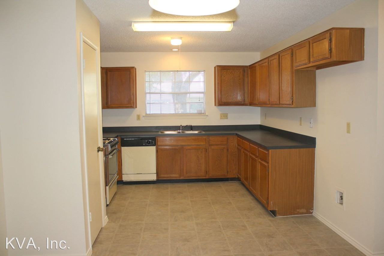 5810 Avery Island Ave - Photo 3 of 19