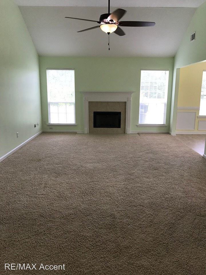 160 Creekside Cir - Photo 3 of 13