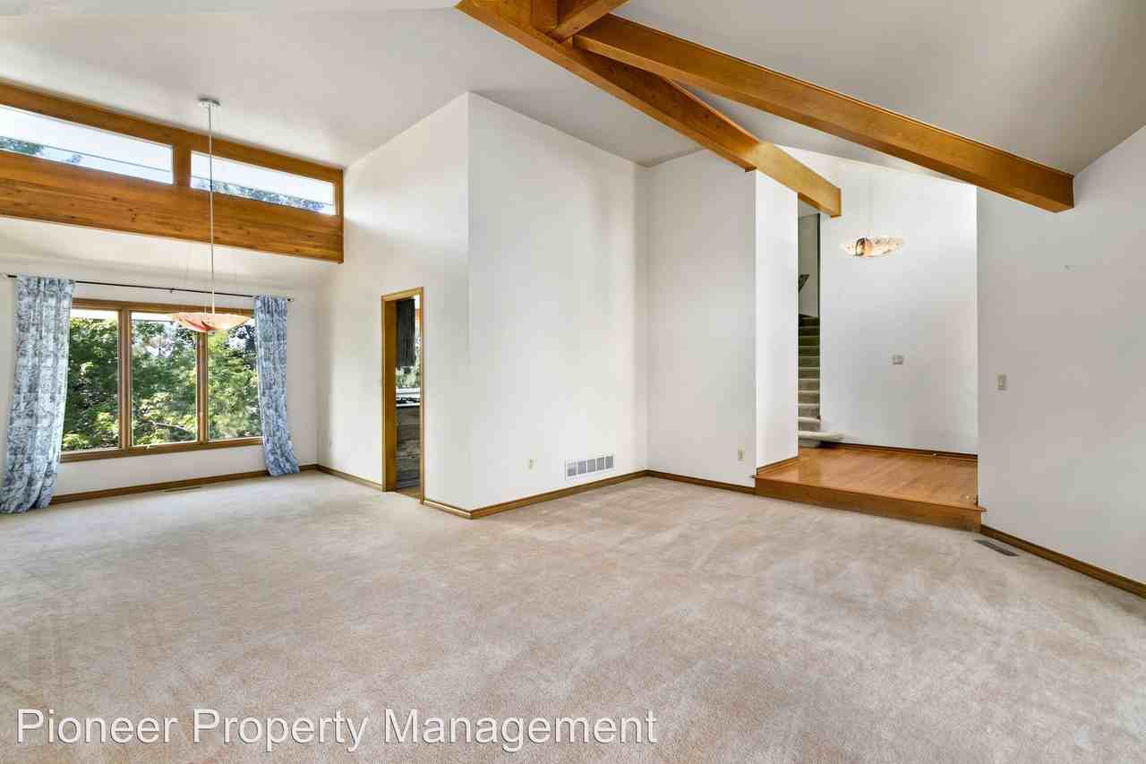 10235 Newton Ct - Photo 3 of 19