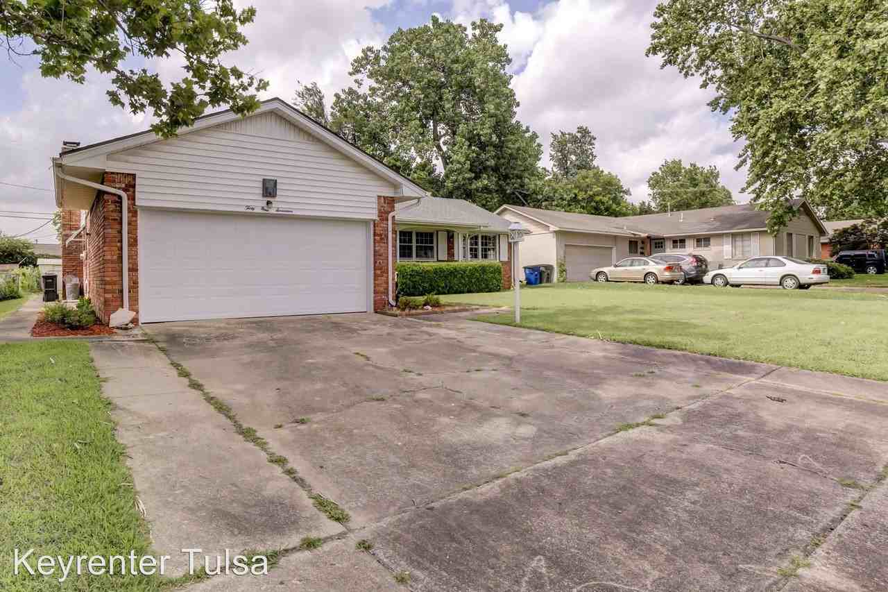 3917 E 52nd St - Photo 2 of 36