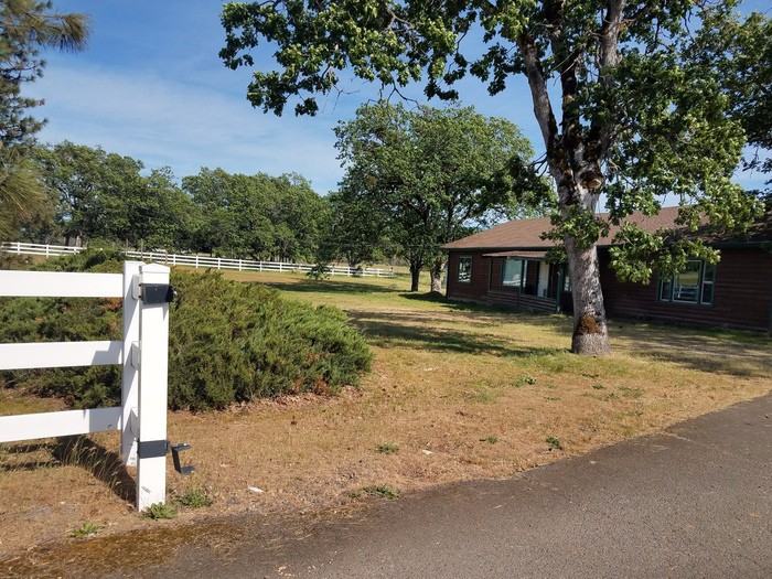 3941 Sams Valley Rd - Photo 3 of 18