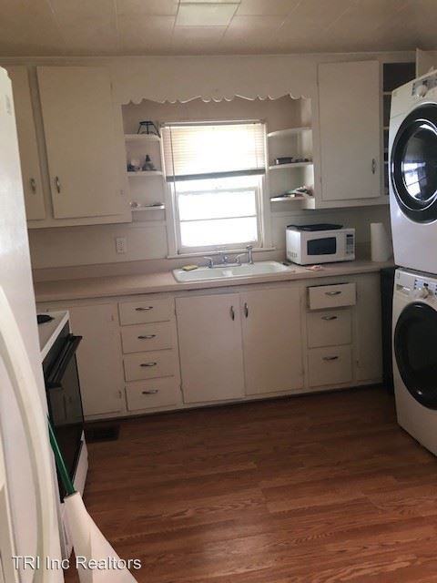 1036 Elvis Presley Dr - Photo 2 of 7