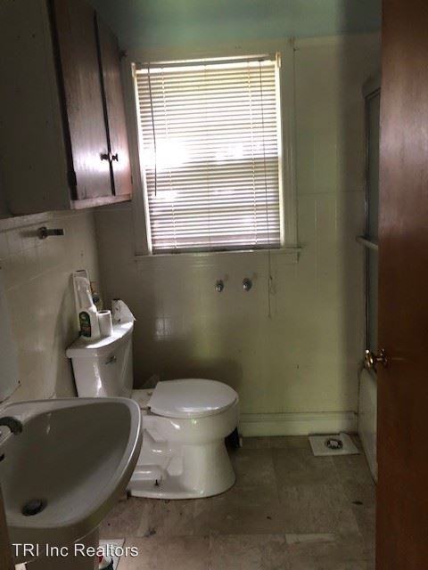 1036 Elvis Presley Dr - Photo 3 of 7