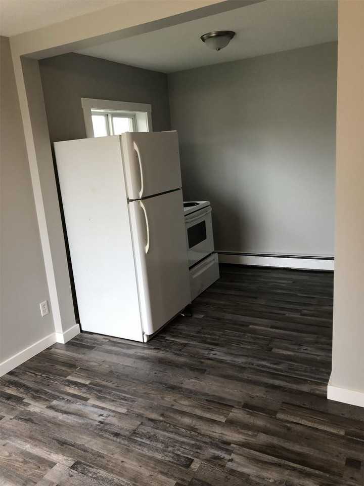 10608 100 St - Photo 3 of 9